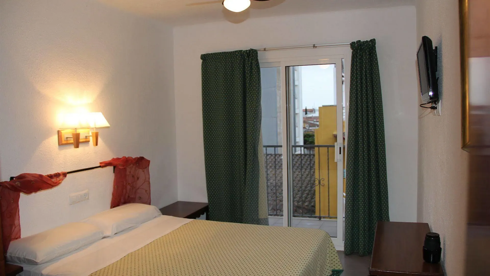 Guest house Hostal Isabel Blanes Spain